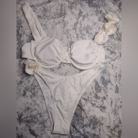 New! White Flower High-Waisted Bikini - Picture 3 of 4